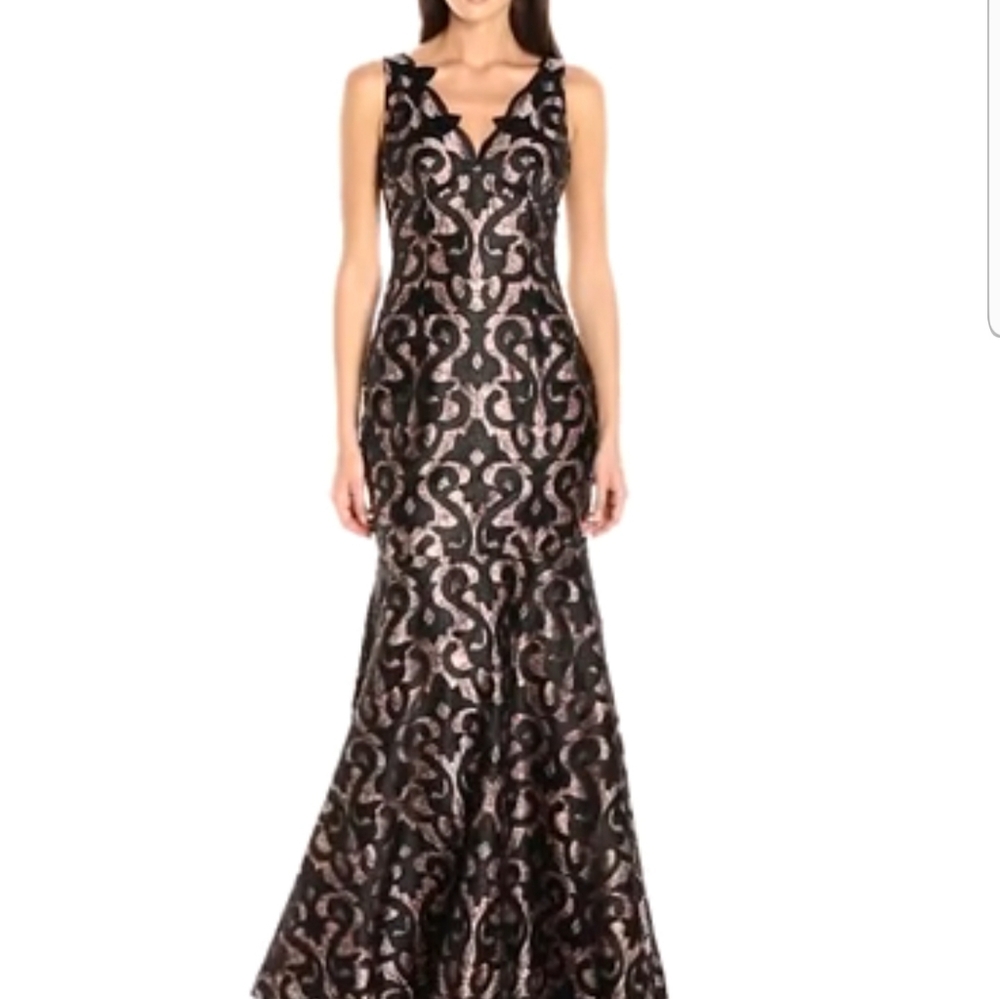 Adrianna Papell Sleeveless V-Neck Guipure Lace